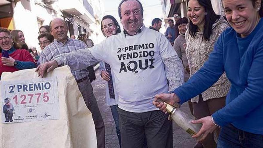 Miguel Molina, el lotero de la localidad cordobesa de Luque celebra el premio con sus vecinos. | efe