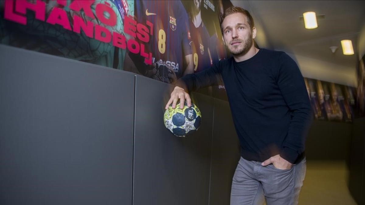 Víctor Tomàs, capitan del FC Barcelona de balonmano, en uno de los accesos del Palau Blaugrana.