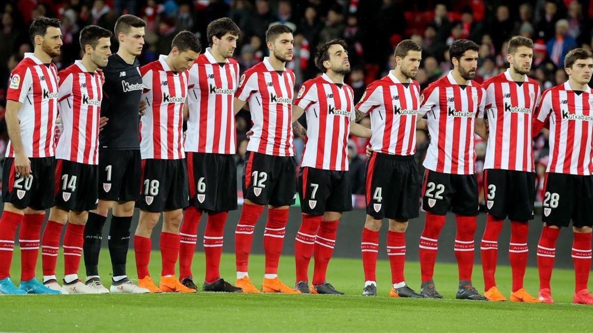 Los jugadores del Athletic hacen un minuto de silencio en San Mamés.