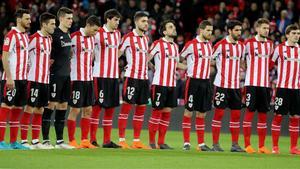 Los jugadores del Athletic hacen un minuto de silencio en San Mamés.