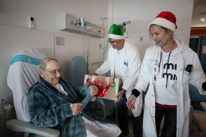 Imágenes de las postales navideñas de los alumnos de Cas Serres en el hospital de Ibiza