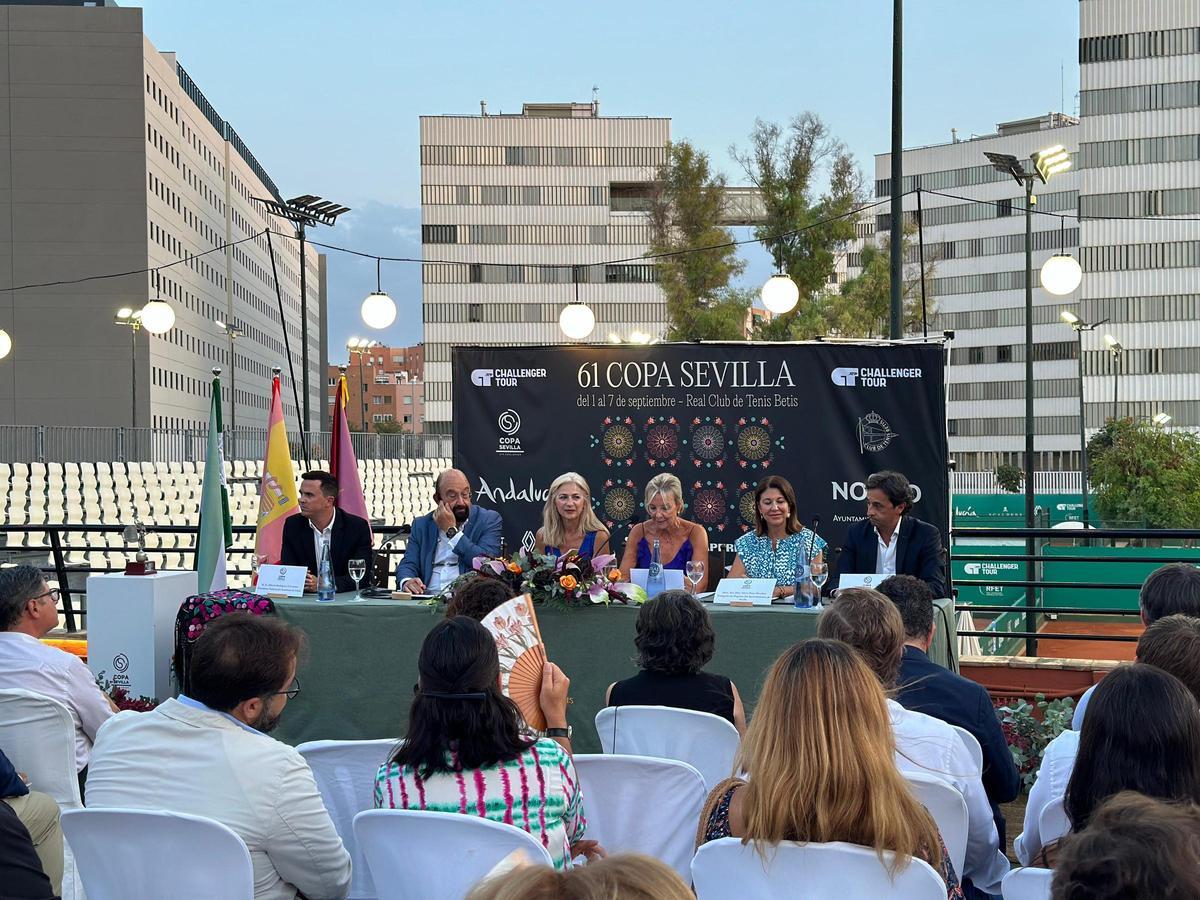 Autoridades en la presentación de la 61 edición del torneo Copa Sevilla en el Real Club Tenis Betis.