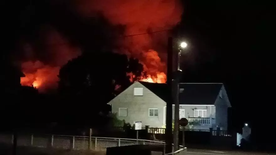 Dos incendios siguen activos en Laxe y Vimianzo tras una noche de rayos