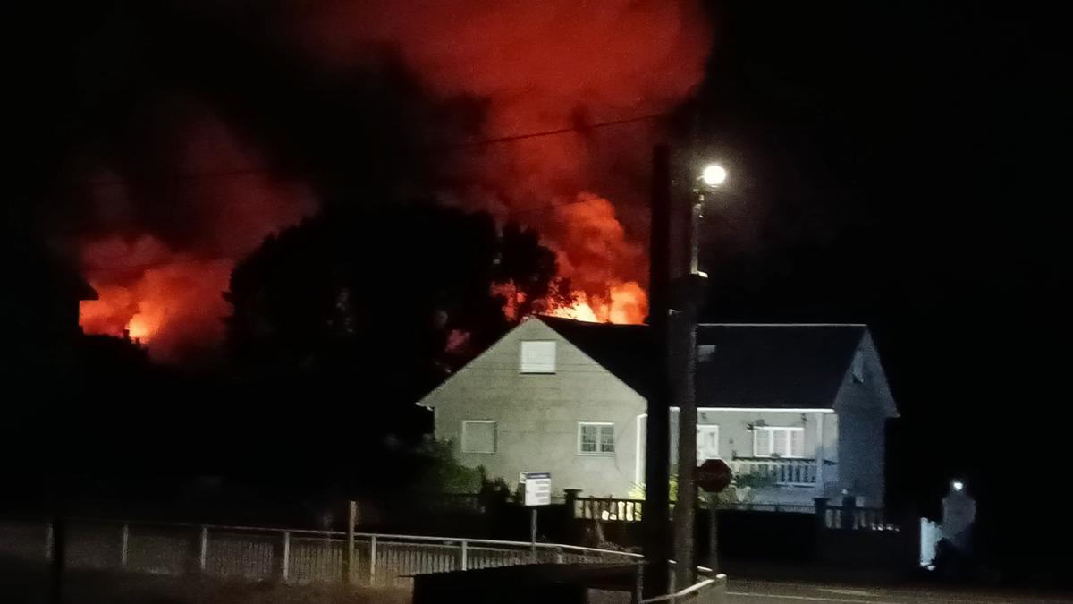 Dos incendios siguen activos en Laxe y Vimianzo tras una noche de rayos