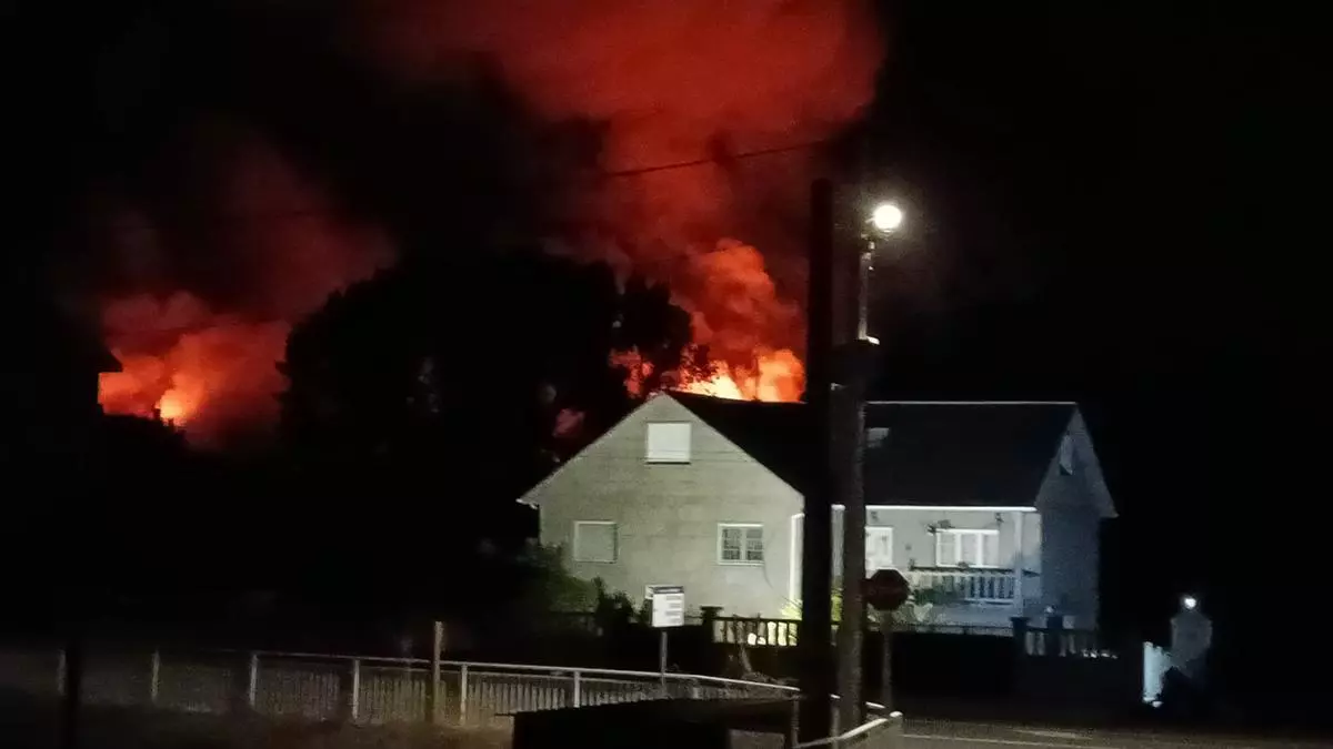 Los incendios de Vimianzo y Laxe se unen en un único fuego que ya ha quemado 165 hectáreas