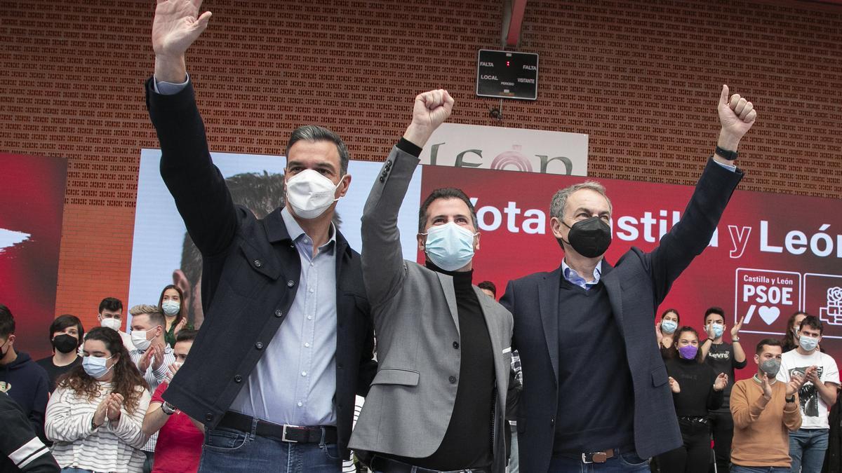 El presidente del Gobierno, Pedro Sánchez, junto al candidato socialista en Castilla y León, Luis Tudanca, y el expresidente José Luis Rodríguez Zapatero, el pasado 6 de febrero de 2022 en el acto de ecuador de campaña del 13-F, en León.