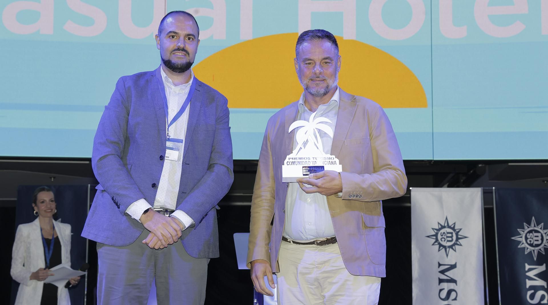 José Luis Braulio, director comercial de Levante-EMV y Juan Carlos Sanjuán, CEO y fundador de la cadena Casual Hoteles.