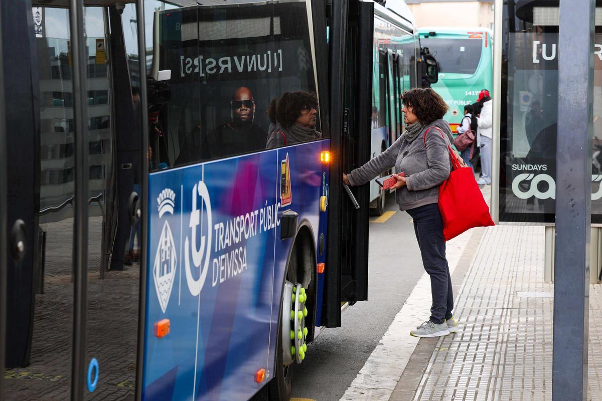 Imágenes del inicio de la nueva contrata de autobuses de Ibiza