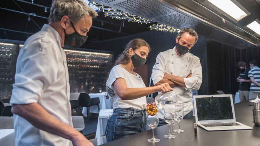 Handl, proyecto de la alumna de Elisava Laia Homdedeu para Cocina Hermanos Torres: tres copas de té de cristal transparentes que cambian de color cuando e el té entra en contacto con el agua