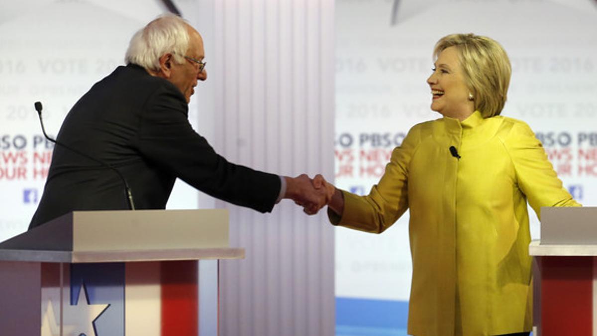 Bernie Sanders y Hillary Clinton se saludan al final del debate demócrata, el jueves en Milwaukee.