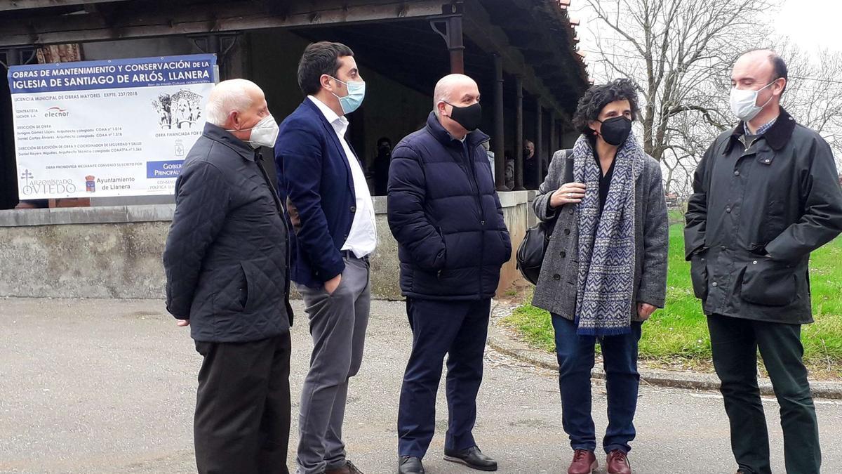 De izquierda a derecha, el párroco de Santiago de Arlós, Valentín Castelao; el alcalde de Llanera, Gerardo Sanz; el vicario de la diócesis Oviedo-Centro, José Julio Velasco; la consejera Berta Piñán y el director general de Cultura y Patrimonio, Pablo León.