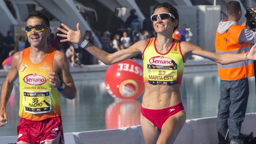 Marta Esteban corre hacia su mejor marca en Maratón en Valencia 2015 junto al olímpico Nacho Cáceres