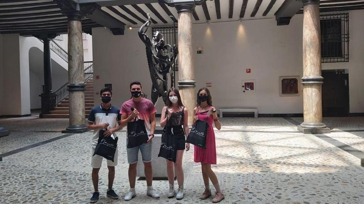 Participantes en el juego de escape 'Enigma Gargallo' que forma parte de las actividades del programa de ocio Z16.