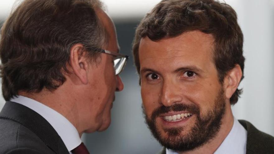 Pablo Casado, con Alfonso Alonso.