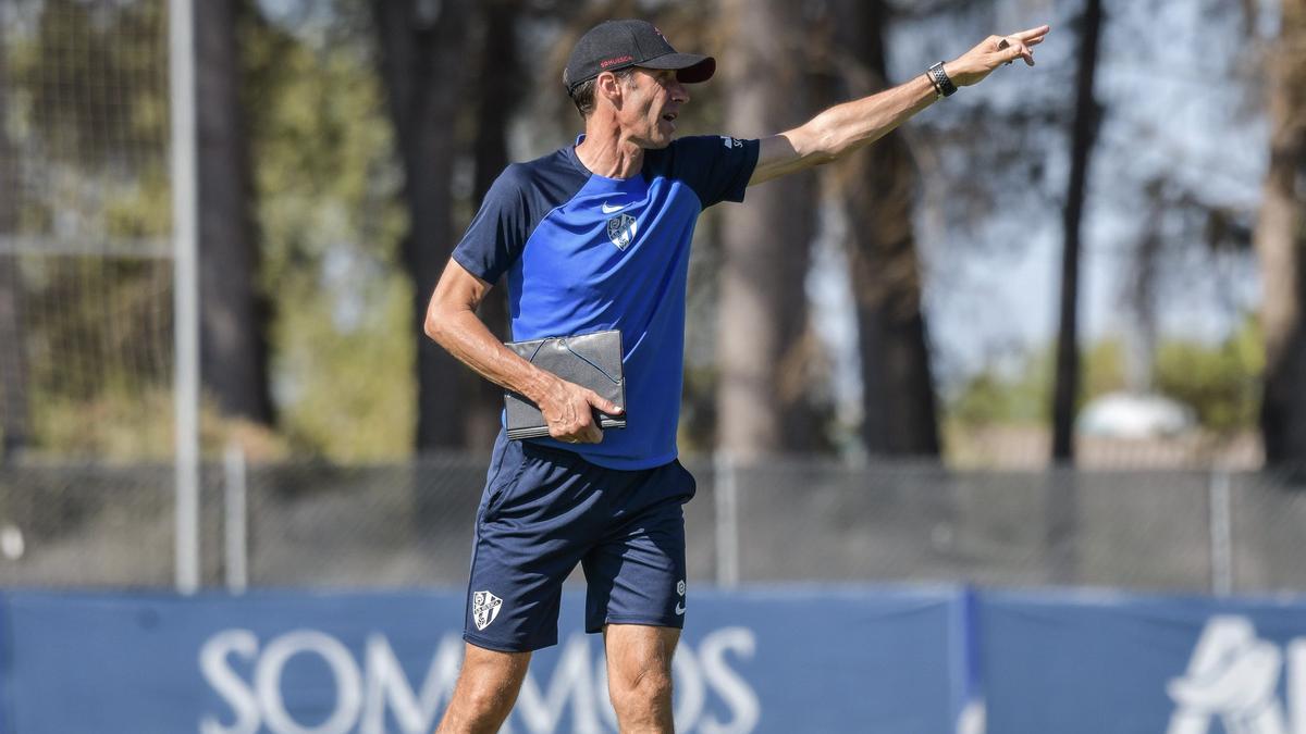 El Cuco Ziganda dando instrucciones en el entrenamiento de hoy