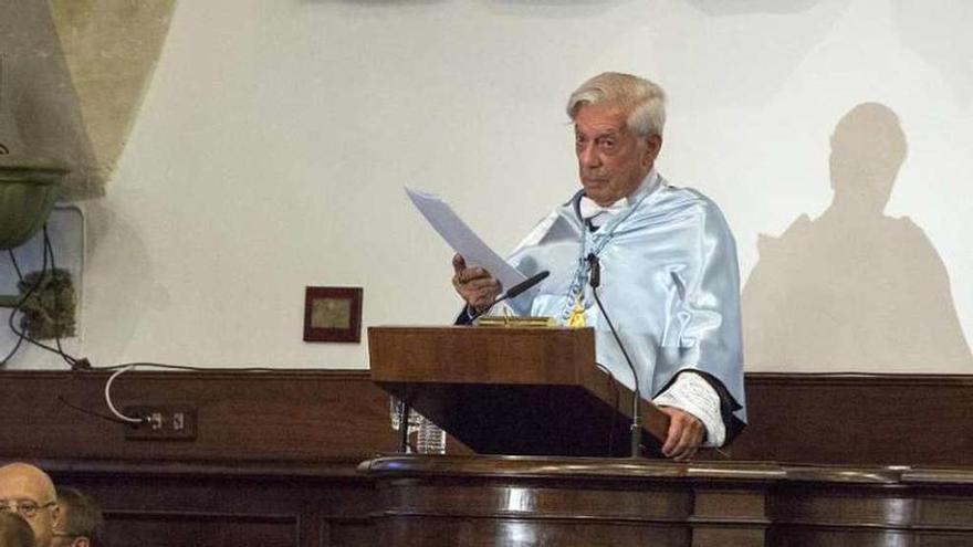 Mario Vargas Llosa, durante su discurso en la ceremonia. Fotos Ical