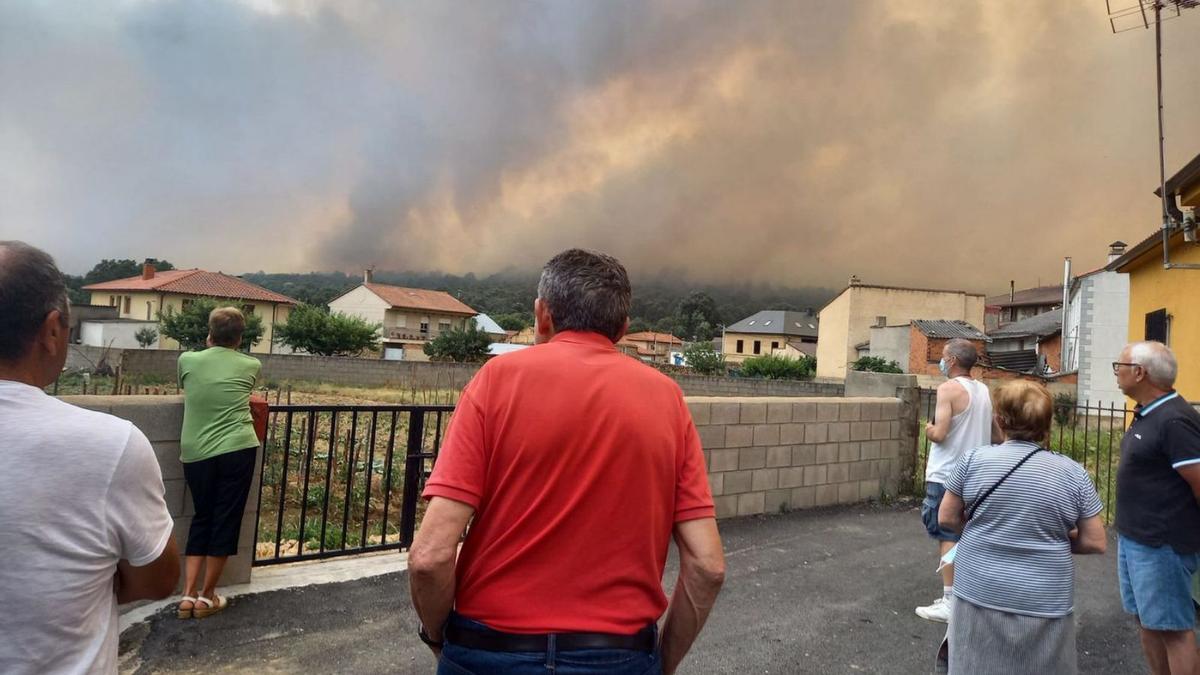 Vecinnos de Ferreras de Arriba contemplan con preocupación el avance del fuego. | Julia Parra