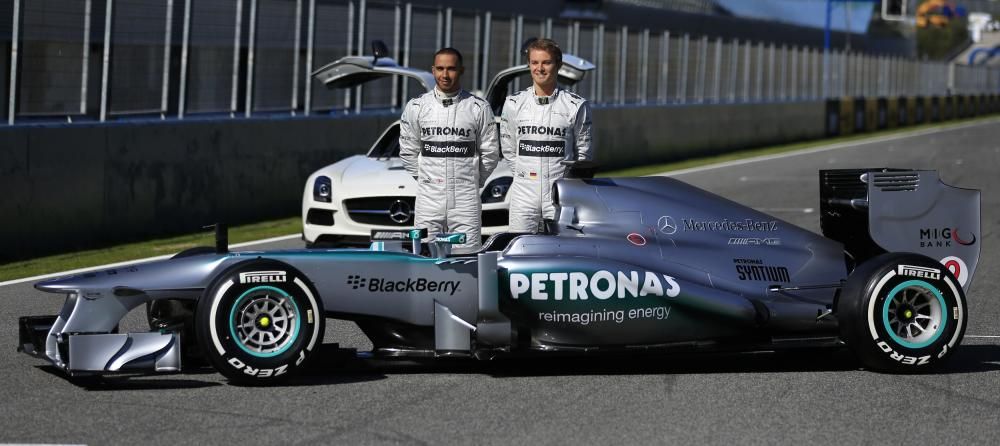 En 2013, Hamilton fichó por Mercedes. En la escudería germana coincidiría con Nico Rosberg, su compañero de equipo hasta su retirada en 2016.