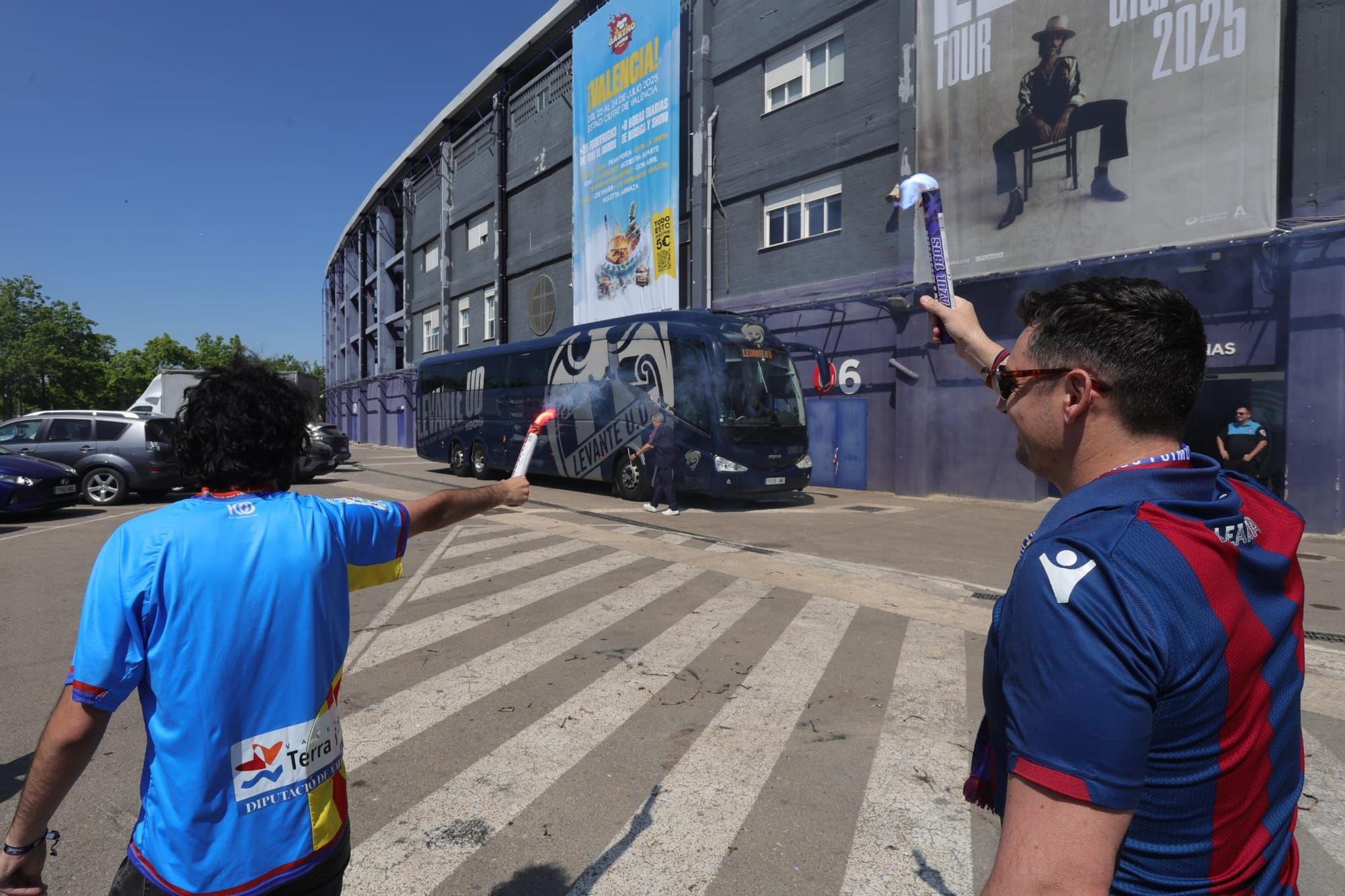 Algunos aficionados desean suerte al Levante UD antes de viajar a Buegos