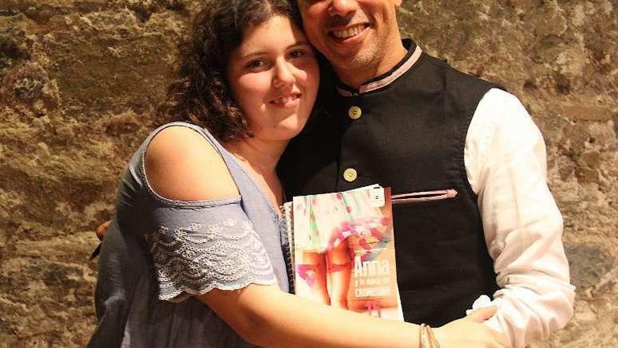 Anna y José Ángel Guzmán, con el libro que presenta su caso.