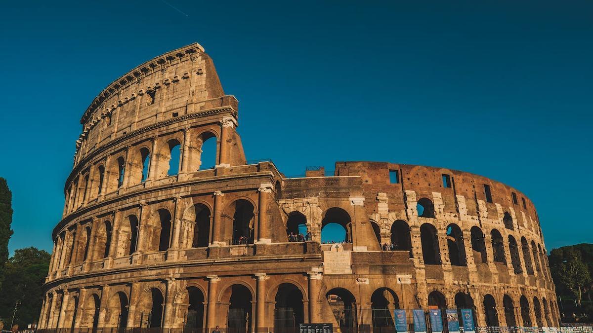 El Coliseo o Anfiteatro Flavio (en latín Colosseum, en italiano Colosseo).
