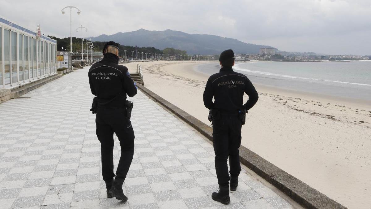 Dos agentes de la Policía Local patrullando por el paseo de Samil. // Ricardo Grobas