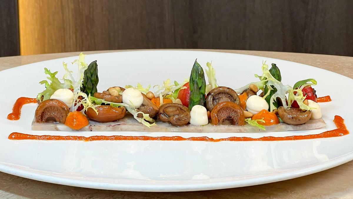 'Rovellons' salteados con carpacho de pies de cerdo, praliné de piñones tostados, paletilla ibérica de bellota y 'frisée' fina del restaurante Tendiez.