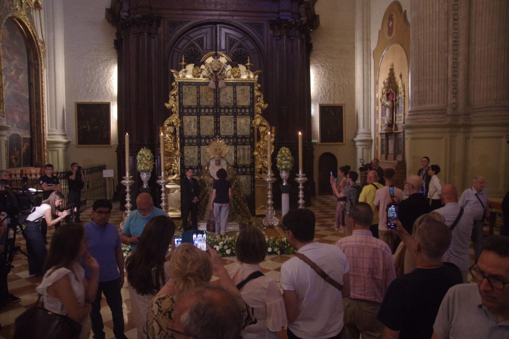Besamanos a la Virgen de la Esperanza en la Catedral de Málaga tras participar en la procesión de Roma
