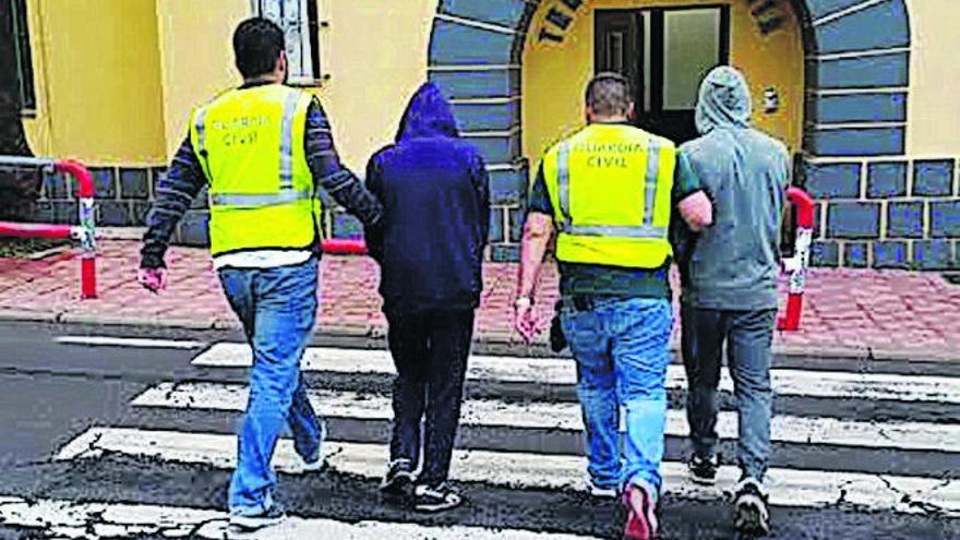 Los agentes trasladan a dos detenidos a las dependencias de Tacoronte.