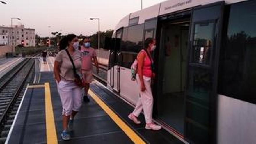 Tres pasajeras llegadas en autobús desde Dénia suben al tren en la estación de Teulada.