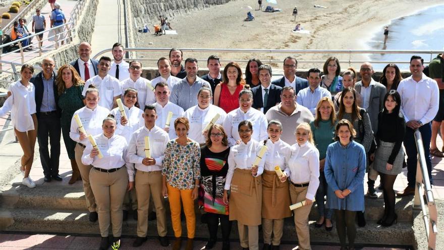 La alcaldesa Onalia Bueno, ediles, profesorado, alumando y representantes del sector hotelero y de la restauración. Clausura PFAE Mogán y la Restauración.