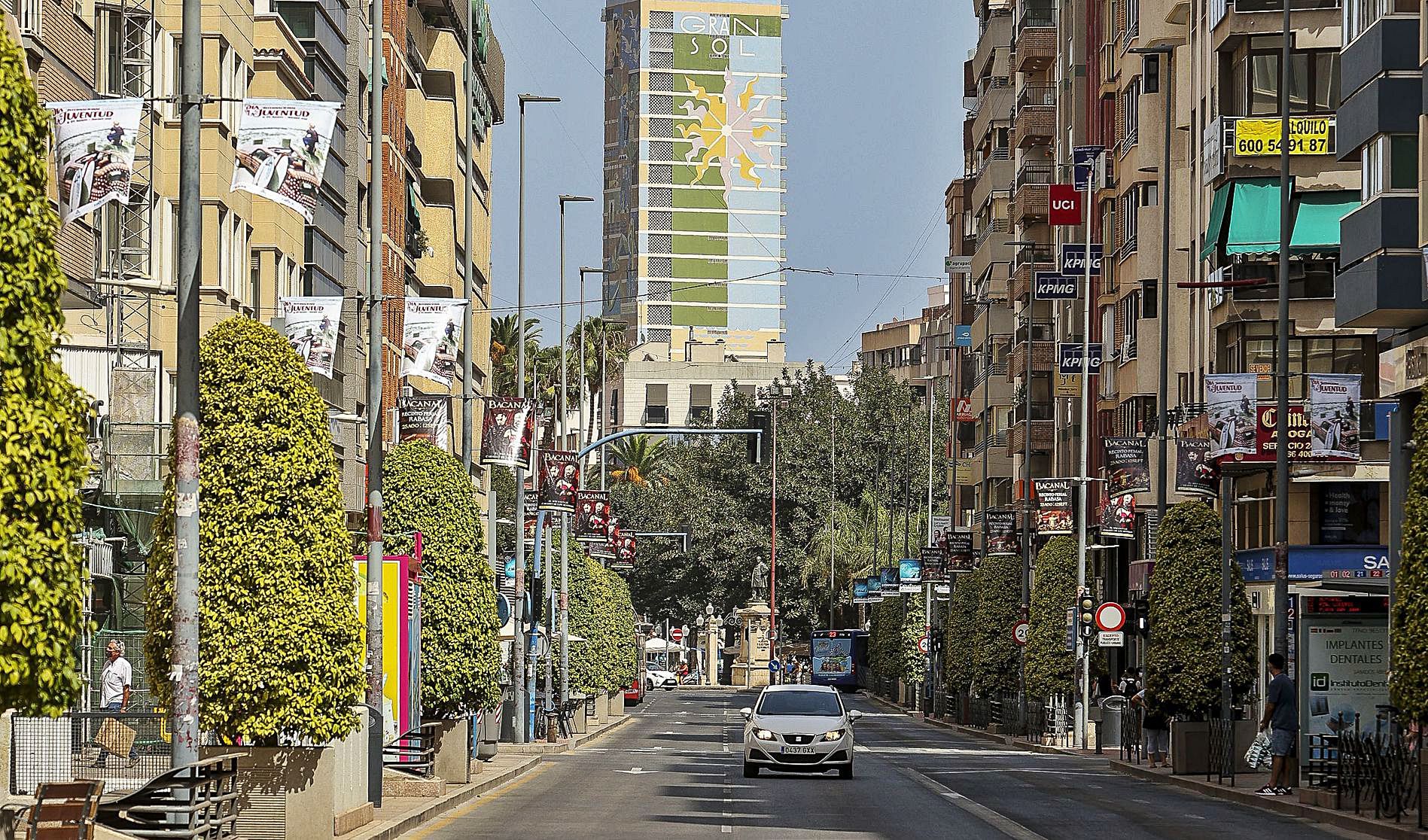 Las principales calles de Alicante se quedan desiertas en las horas centrales del día por las altas temperaturas registradas.