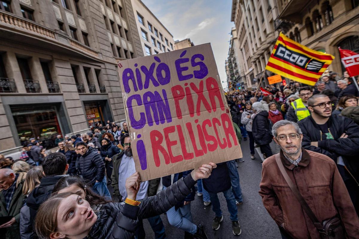 Los usuarios de Rodalies se manifiestan en Barcelona Los usuarios de Rodalies se manifiestan en Barcelona