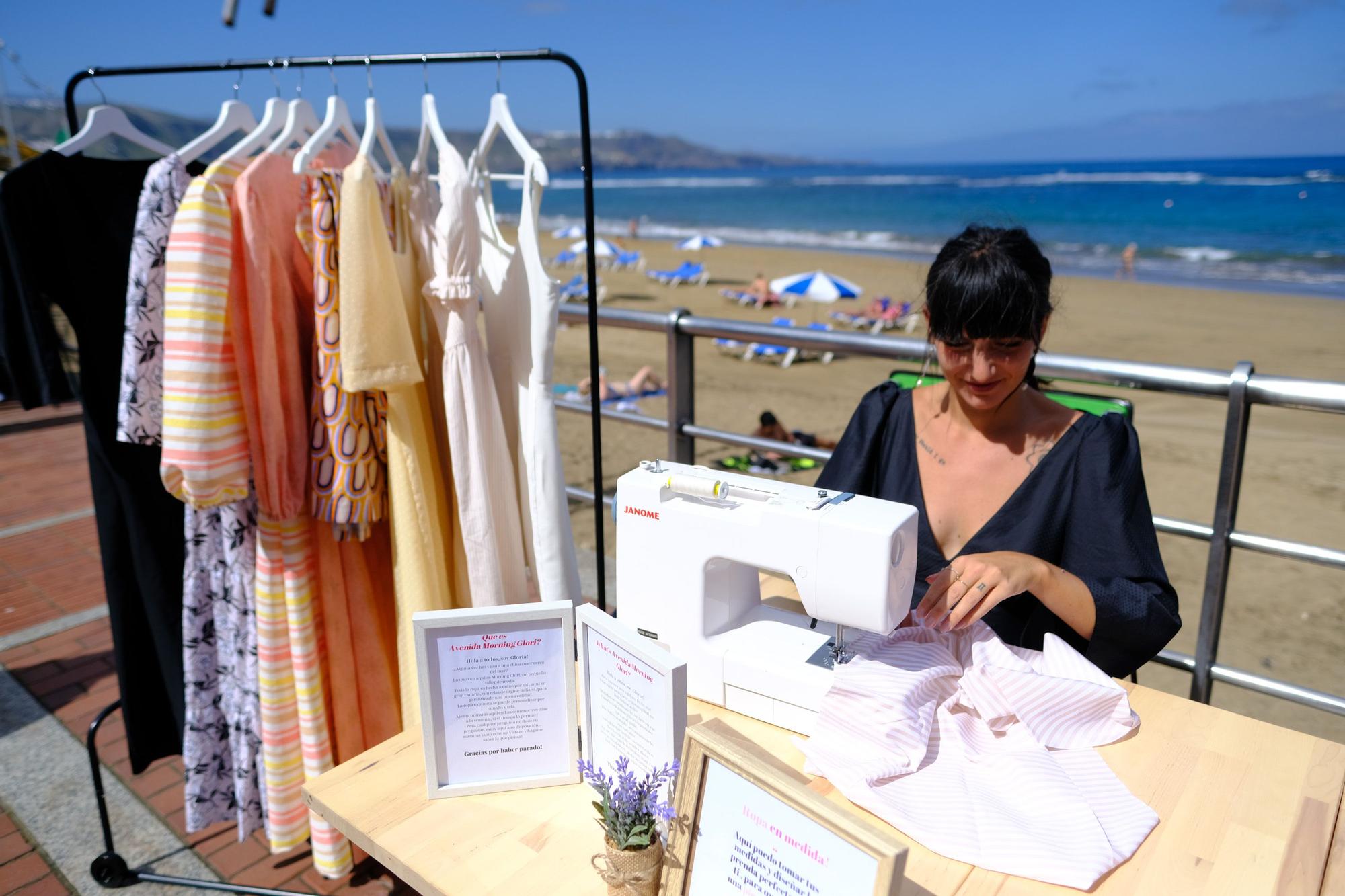 La diseñadora Gloria Mangolini cose con su máquina en la playa de Las Canteras