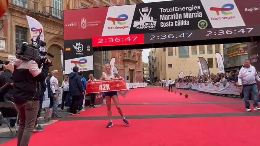 Entrada a meta de la ganadora femenina de la maratón