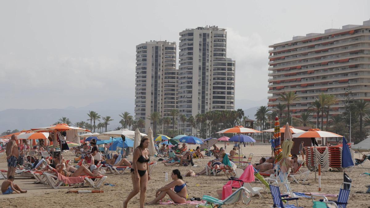 Centenares de turistas en la playa de Cullera, en una imagen de este verano.