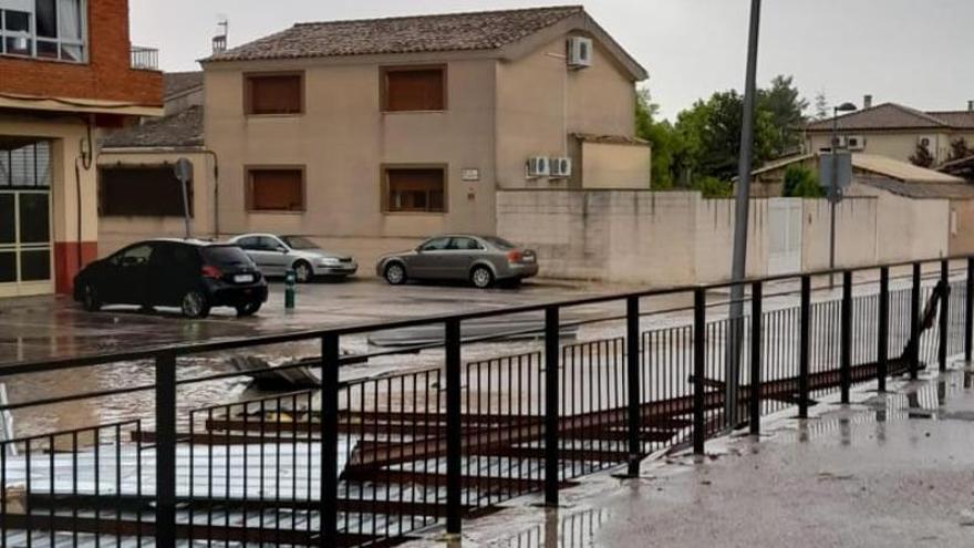 Las chapas metálicas de la cubierta del colegio de Beneixama se han esparcido por el casco urbano.