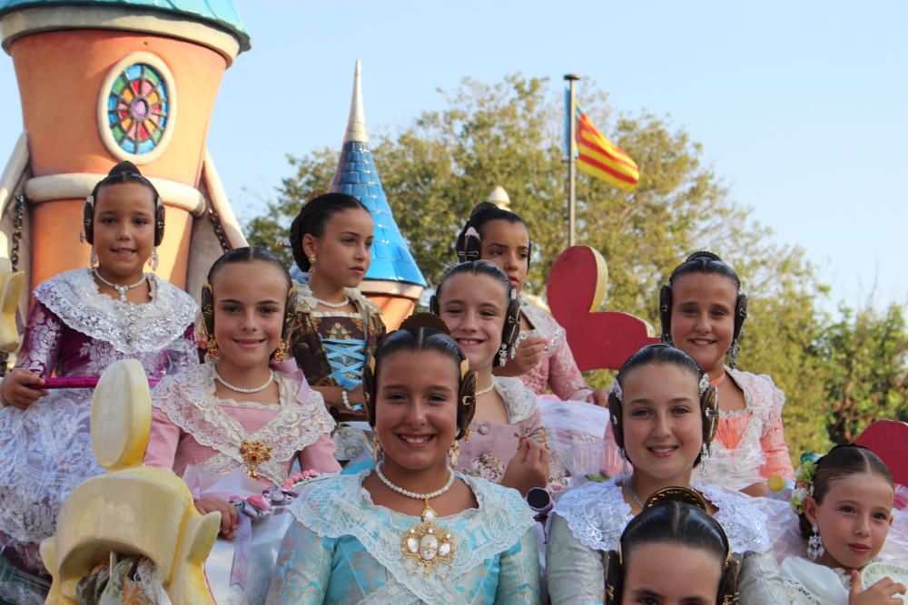 Tres generaciones de falleras en la Batalla de Flores