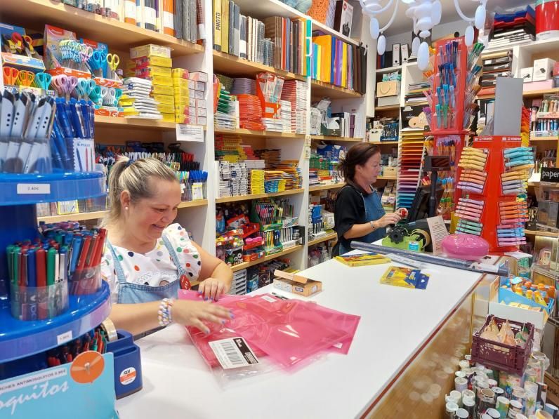 Eva Hevia y María Sánchez, de la librería Campoamor de Oviedo. | LNE