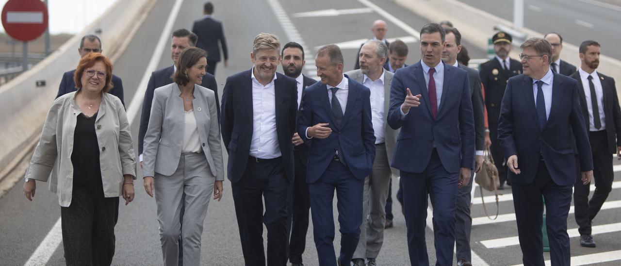 Pedro Sánchez, con los directivos de Volkswagen y Ximo Puig.