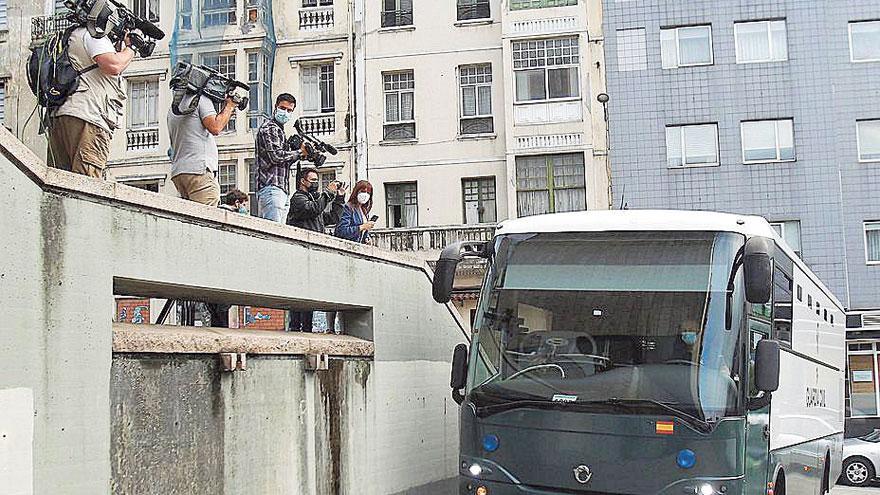 Llegada del bus de Teixeiro a los juzgados.