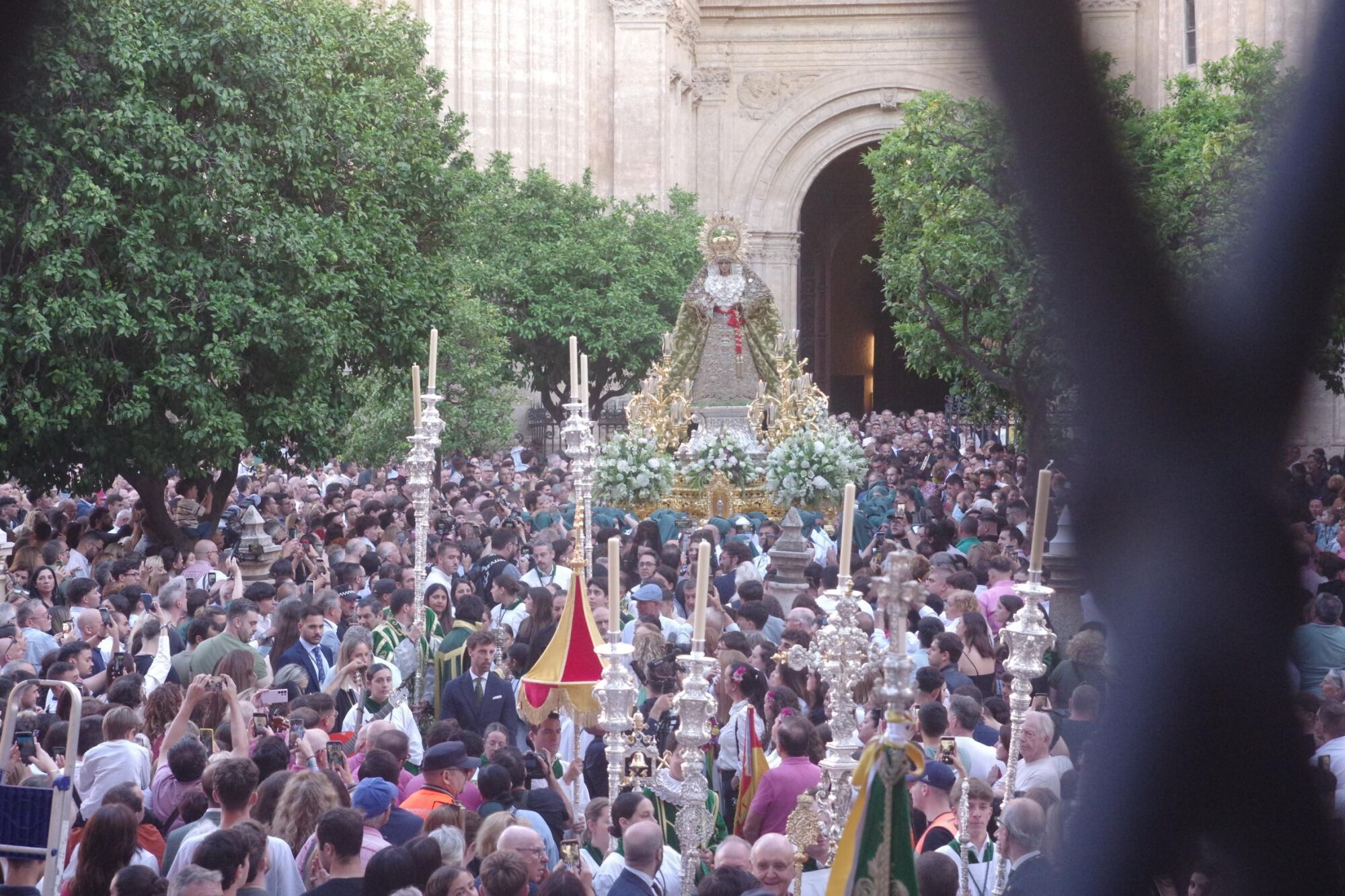 Procesión triunfal de regreso de la Virgen de la Esperanza a su basílica tras su peregrinación a Roma