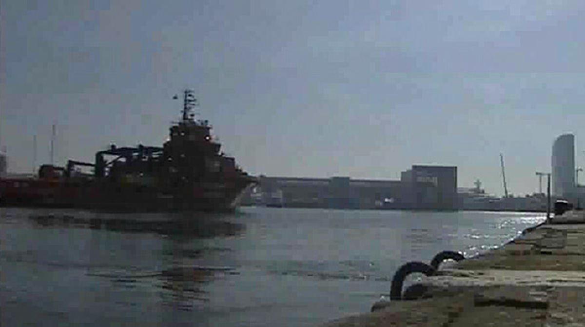 Simulacre d’abocament de combustibles contaminants en aigües de Barcelona.