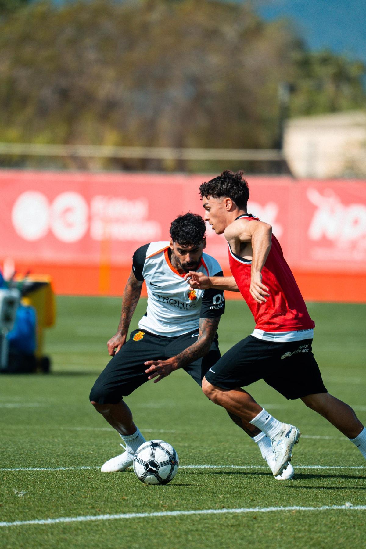 Virgili encara a Samu Costa durante un entrenamiento.