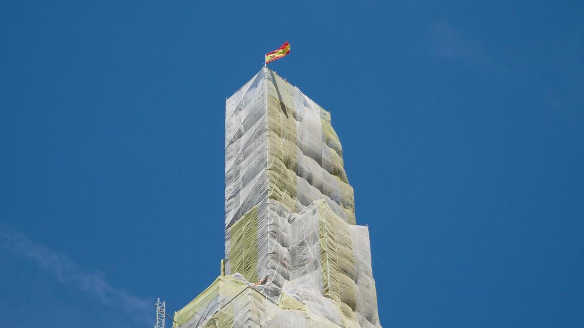 Bandera de España en lo alto de la torre del Pilar en obras
