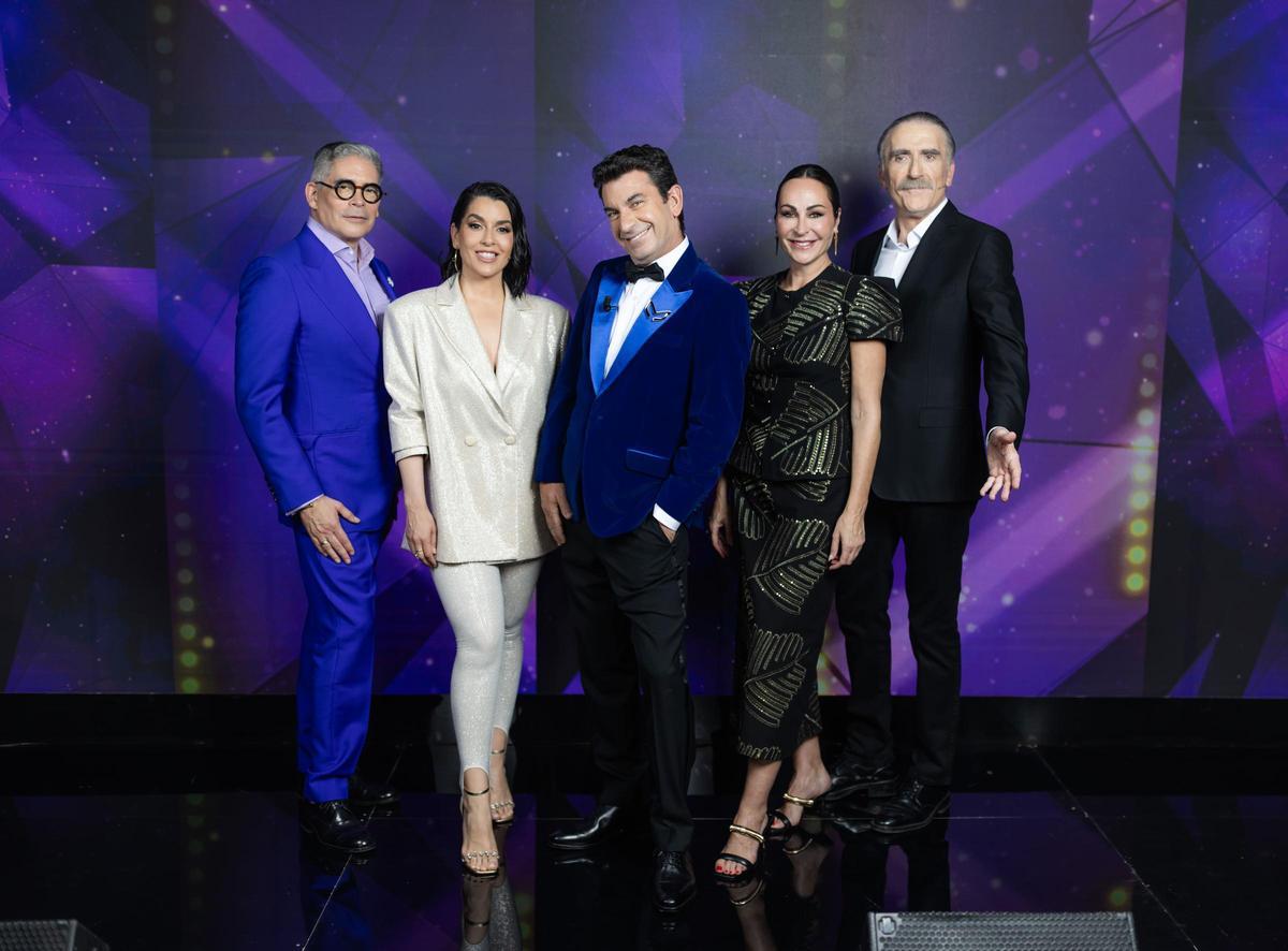 Arturo Valls junto al equipo de investigadores