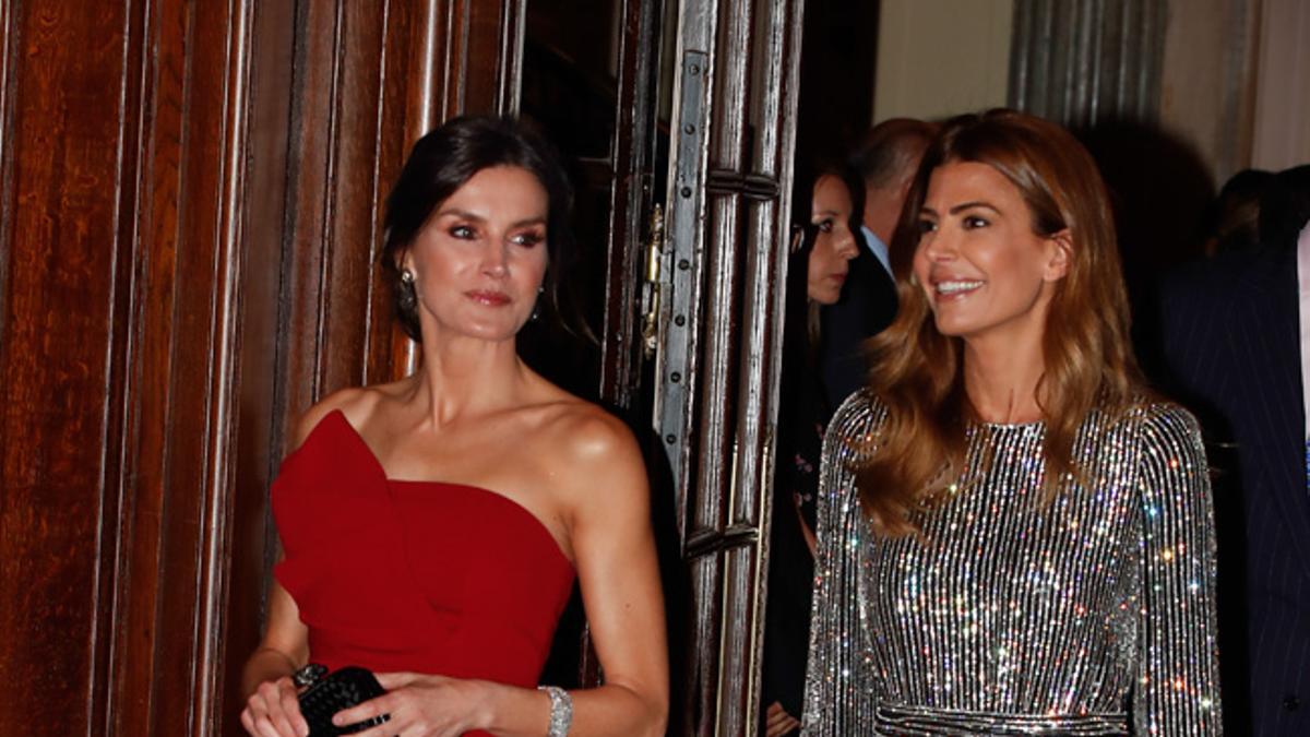 Letizia Ortiz con vestido rojo de palabra de honor y zapatos de Manolo Blahnik junto a Juliana Awada con vestido plateado