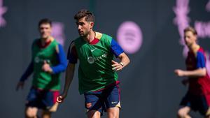 Christensen, Sergi Roberto y Frenkie de Jong, en el entrenamiento del Barça preparando el duelo con el Madrid en el Bernabéu.