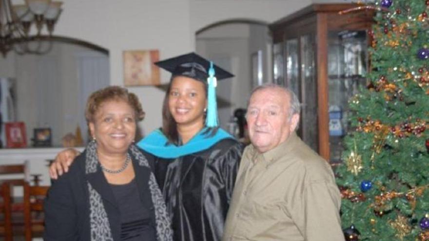 Manuel Cartelle, con su esposa y su hija pequeña el día de su graduación.