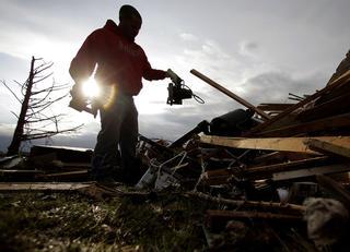 Los equipos de rescate de Oklahoma buscan supervivientes entre los escombros